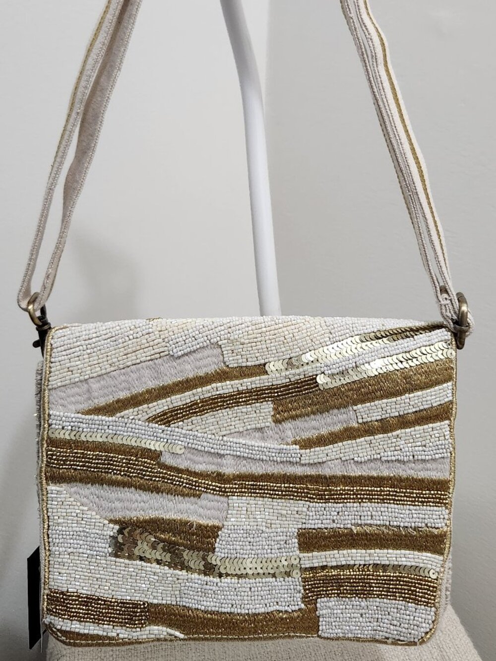 Adjustable strap- beaded purse!